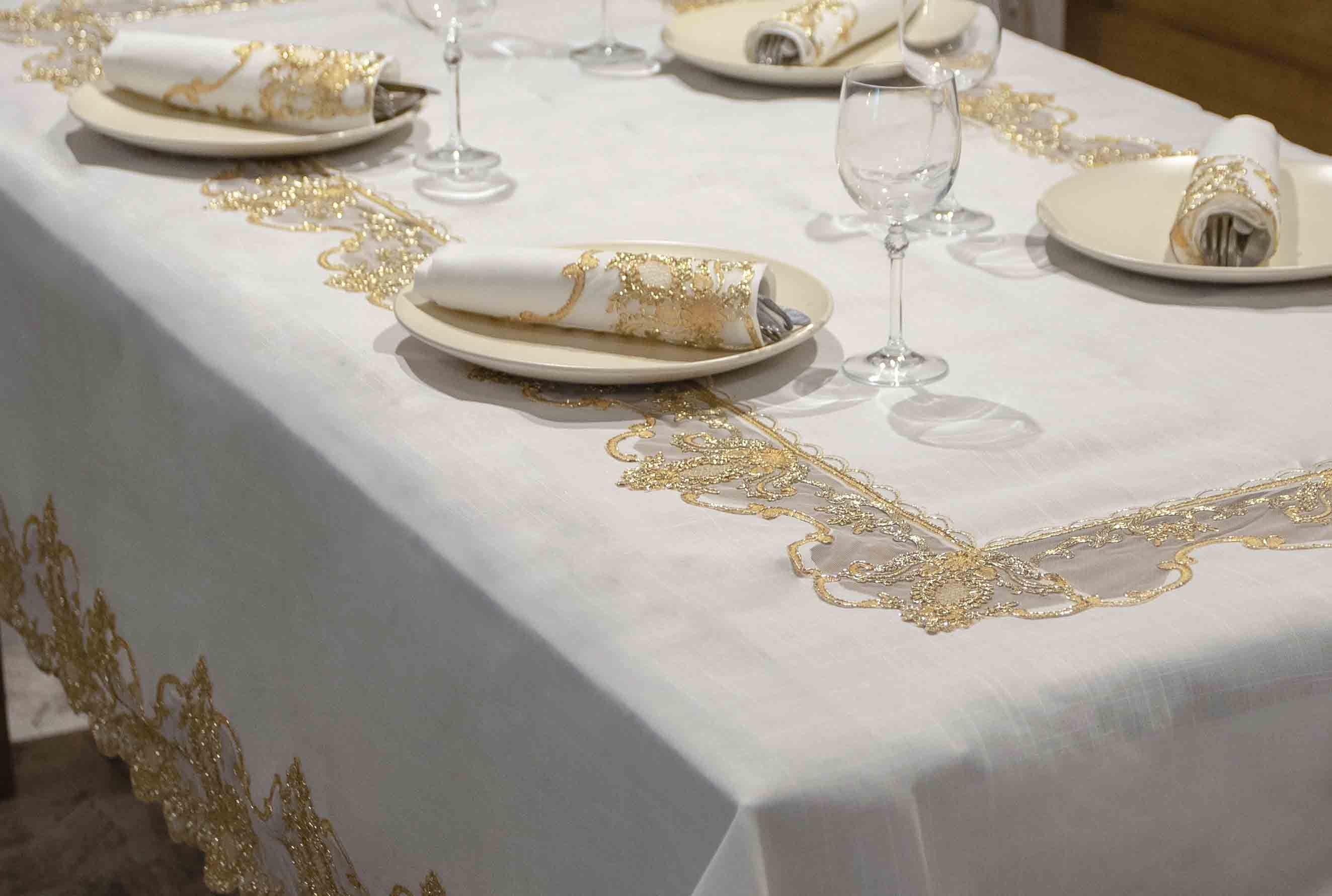 Servizio Da Tavola Ricamato In Lurex Oro Con Pizzo In Organza