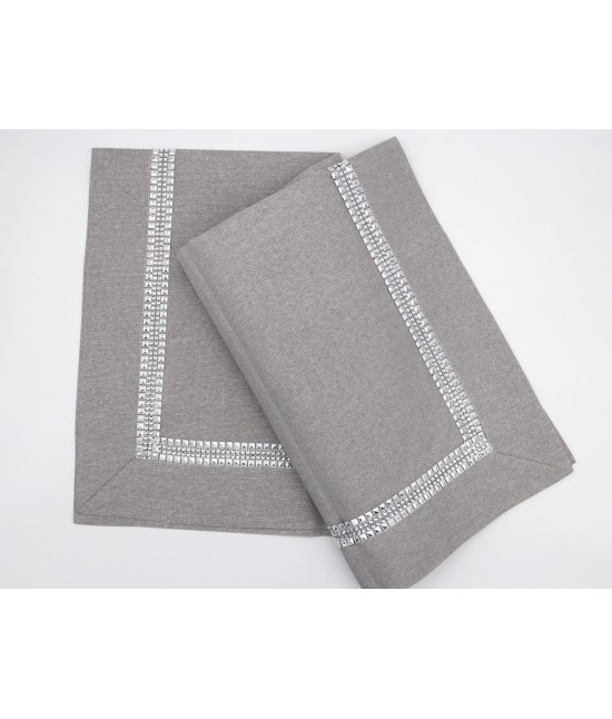 Centro quadrato in lurex con bordo in microborchie e brillantini : h002-1129 : Tessuto - Poliestere, Misura - 90x90 cm, Colore prodotto - Grigio chiaro
