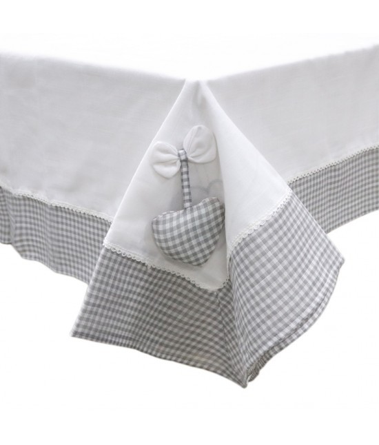 Blanco raya - Copritavolo per 6/12 persone in poliestere decorato con stampa e applicazione cuore inserto tessuto vichy: sd175068