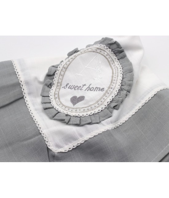 Copritavolo 6/12 posti in poliestere decorato con stampa e applicazioni sweet home: sd2018-1 : Colore prodotto - Grigio, Tessuto - Poliestere, Misura - 6 posti