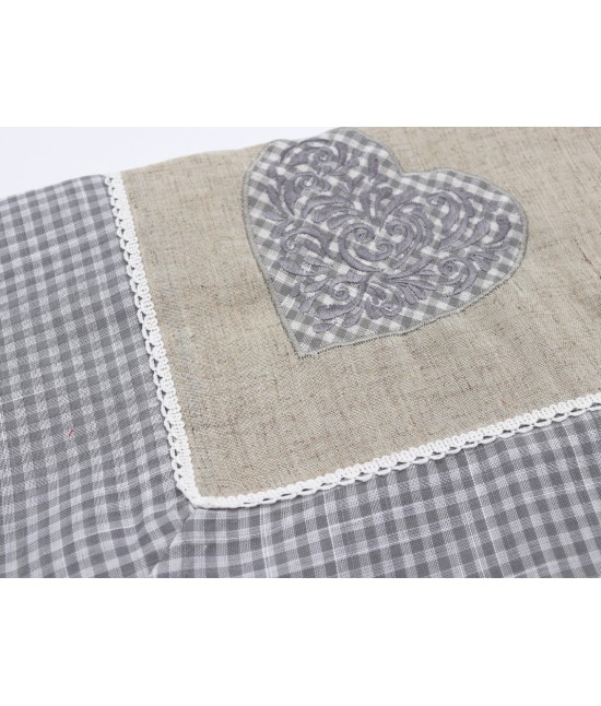 Copritavolo 6/12 posti in poliestere decorato con tessuto fantasia quadrettata shabby chic ricamo cuore: sd2018-4 : Colore prodotto - Grigio, Tessuto - Poliestere, Misura - 12 posti
